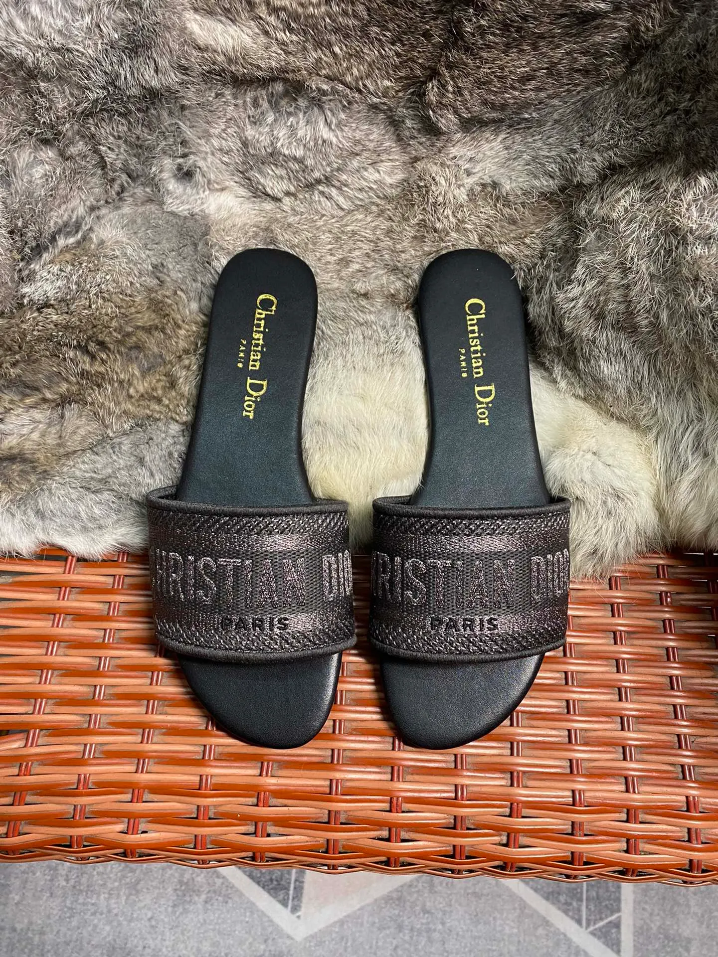 P360👟👟 Women's Shoe Factory Dior Dior West Coast Hawaiian Style, Logo Woven Canvas Slippers®️Classic and High-Quality Beauty Works The Hottest Spring and Summer Series at the Counter, Combining Temperament, Fashion, Classic and Enduring Design Style 😌The on-foot effect is particularly beautiful〰️ ⚠️ •Upper: original customized canvas computer embroidered Logo •Inner/foot pads: original customized sheepskin lining, sheepskin pad •Size:35-43